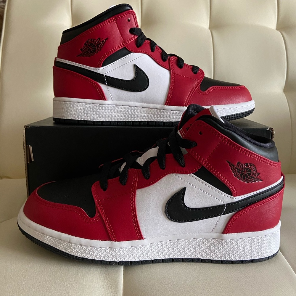 Jordan 1 Mid Chicago Black Toe GS